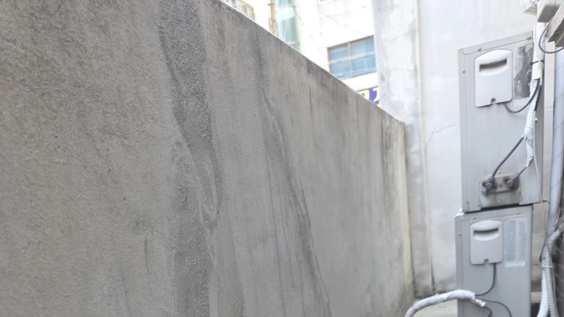 이웃 건물과 실외기 사이 골목을 따라 선 강서구 담장 벽면