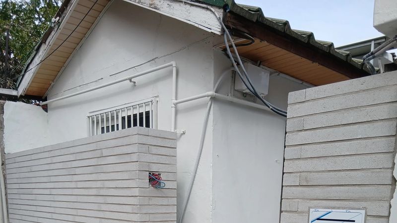블럭 줄을 맞춰 쌓은 은평구 주택 담장 벽면