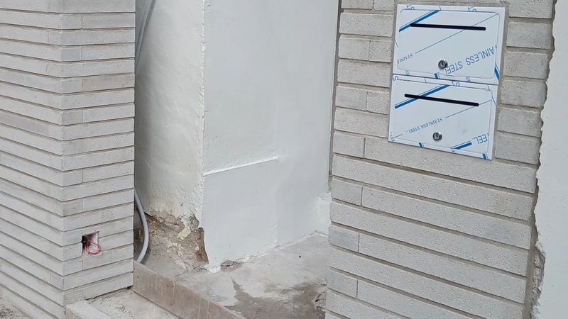 블럭 기둥에 우편함이 달린 은평구 주택 대문 옆 담장