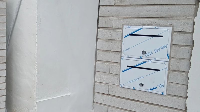 블럭 기둥 앞면에 스테인리스 우편함이 설치된 모습